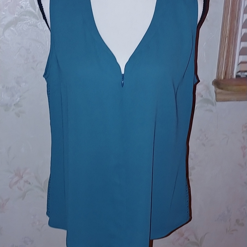 🌺WHBM🌺  sleeveless dress shirt w\detailed sides